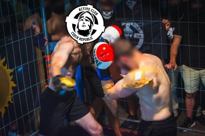 Zápasník českého Active Clubu na zmíněném turnaji Fight Night Dietsland v Holandsku. Za klecí další z členů drží vlajku české pobočky.