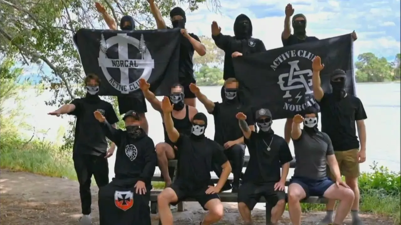 Ideologická masírka nemusí přijít hned na začátku, ale přijde. Active Clubs jsou unitř programově, tvrdě a jasně neonacistické. Na snímku AC Severní Kalifornie.
