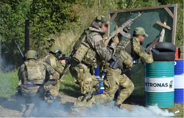 Momentka z letošního cvičení na střelnici v Drahanech. Zcela vpravo Daniel Hlavačka.