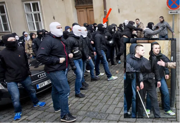 Tadeáš Svoboda během útoku na demonstraci u Pražského hradu