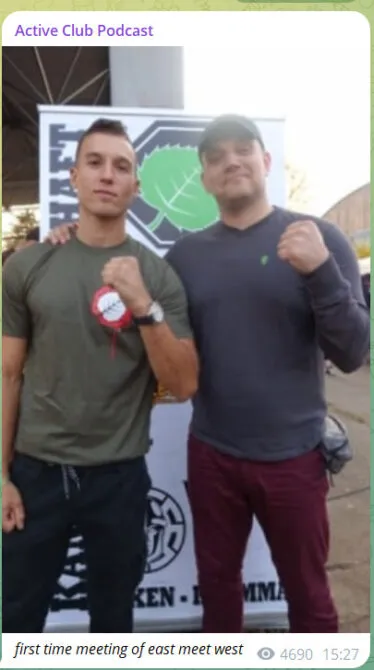 První setkání Runda (vlevo) s Kapustinem (vpravo). V pozadí loga White Rex a neonacistického turnaje v bojových sportech Kampf der Nibelungen.