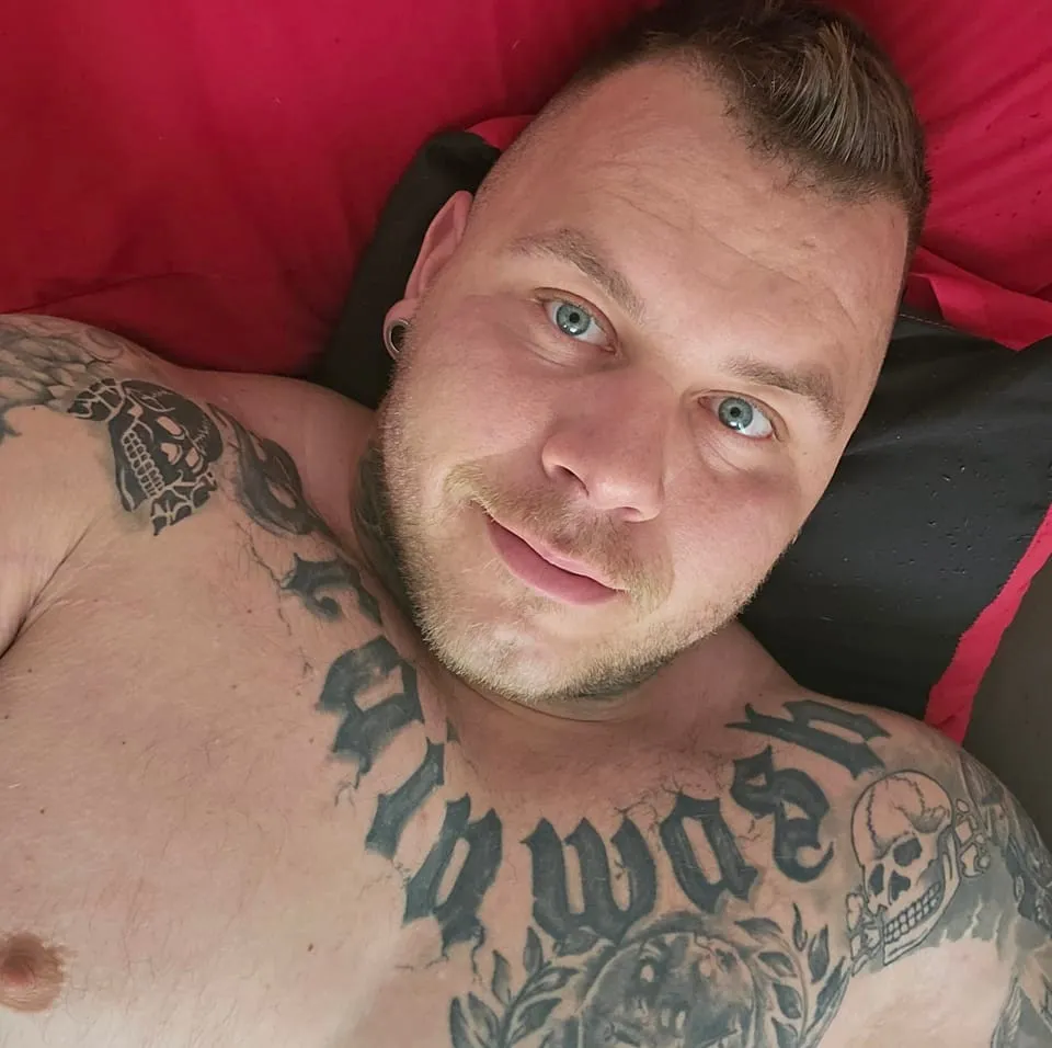 Martin Tuček s vytetovanými totenkopfy, které využívaly oddíly SS, a nápisem Brainwash odkazujícím k německé kapele, která byla úzce spojená s neonacistickou sítí Hammerskins